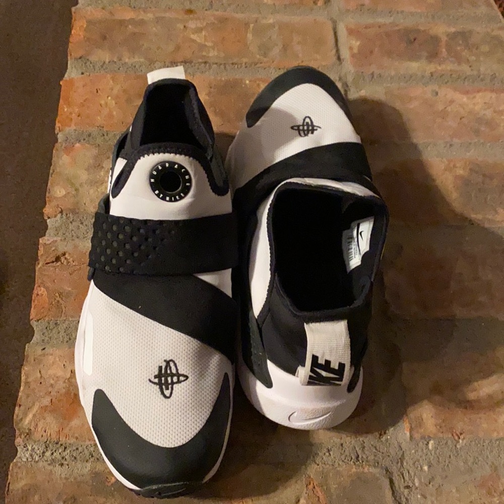 Size 7 women’s Nike Huarache
